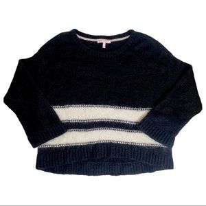 Victoria’s Secret black and white sweater! 🖤🤍🖤